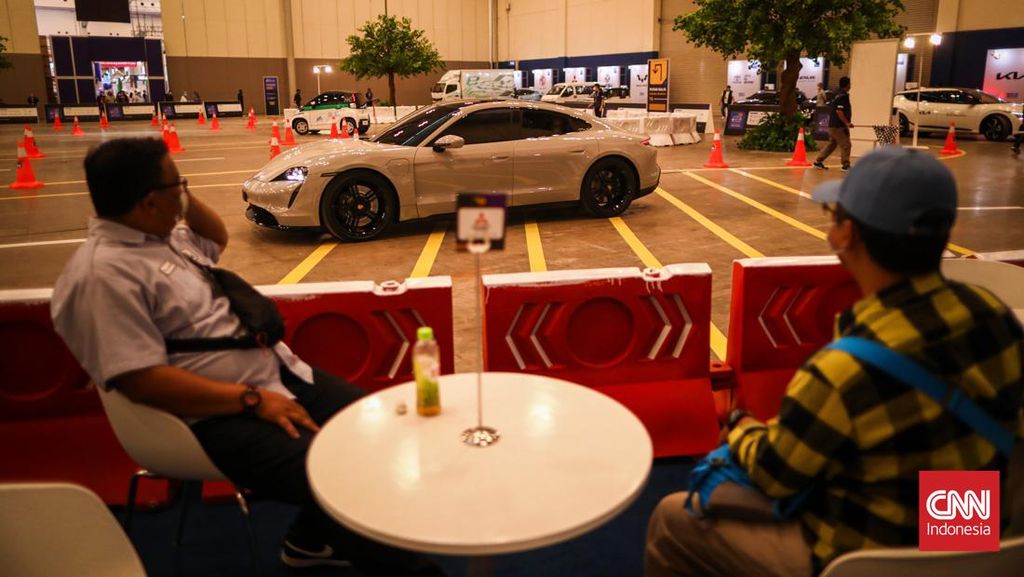 FOTO: Pengunjung Antre Jajal Mobil Listrik di GIIAS 2022
